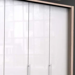 Breiter Schlafzimmerschrank mit weißer Glasfront - Bosays