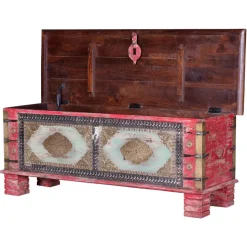 Charakterstarke Holztruhe mit Metallgriffen - Agacina