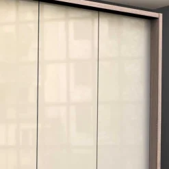 150cm breiter Schlafzimmerschrank in Creme - Rativian