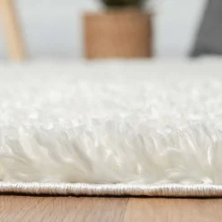 Cremefarbener Teppich mit hohem Flor - Vacance