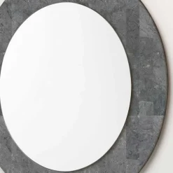 Grauer Spiegel mit Rahmen aus Stein - Maratas