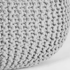 Hellgrauer Hocker mit Strickstoff Bezug - Udjaca
