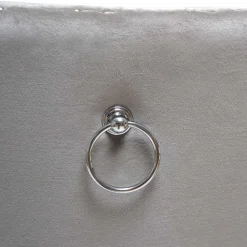 Hellgrauer Polsterstuhl mit Knöpfen & Nieten - Hokulani