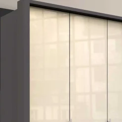 Hoher Kleiderschrank mit acht Schubladen - Nasses