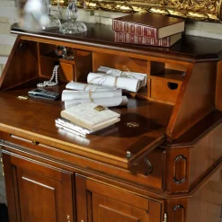 Klassischer Sekretär in Nussbaum - Uno