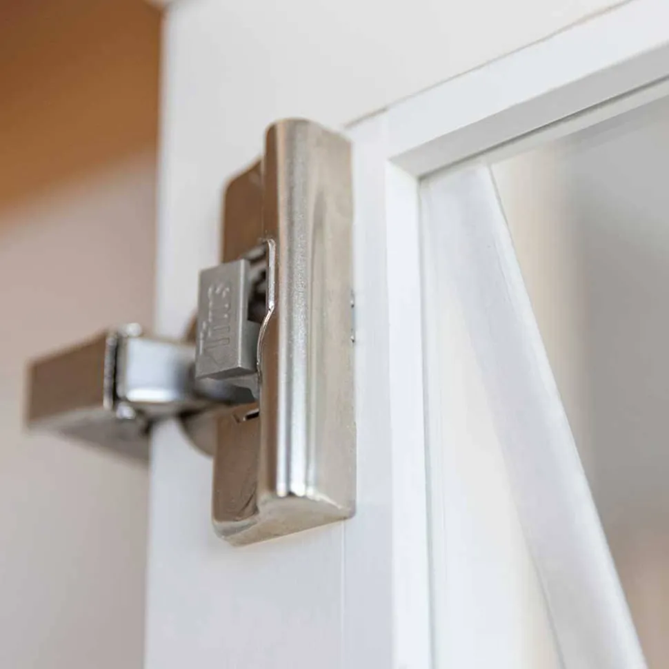 Landhaus Vitrine in Weiß & Kiefer Natur - Saluts