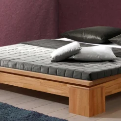 Massives Bett Trambona für Dachschrägen