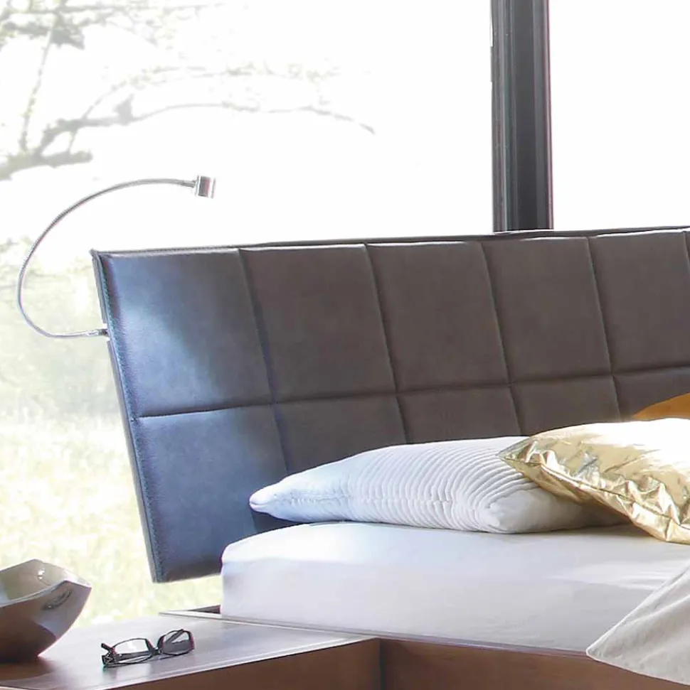 Massivholzbett Second mit schrägen Füßen