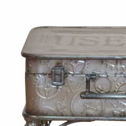 Metall Truhentisch im Koffer Design mit Print Magic Industry Style