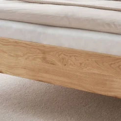 Modernes Holzbett in Wildeichefarben - Dizamora