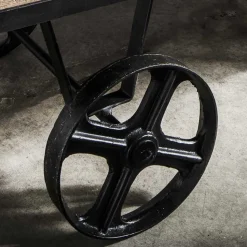 Rustikaler Design Couchtisch mit Eisenrädern - Pistroga