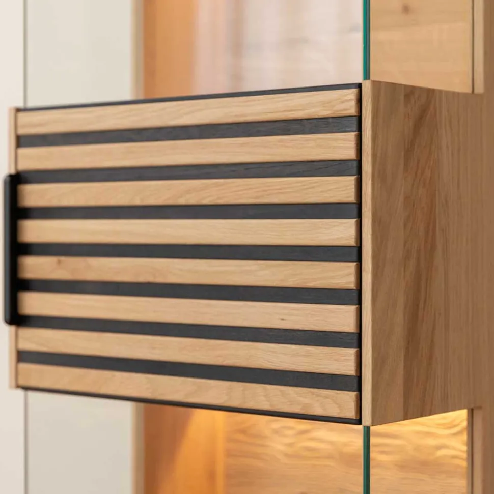 Schmale Massivholz Vitrine mit LED Beleuchtung - Eribella