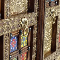 Schrank im Orient Design mit bunten Kacheln - Danascov