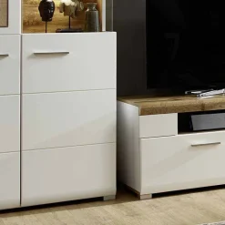 Weiße Wohnwand Lisepio mit Eichen-Elementen (vierteilig)