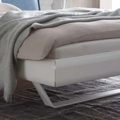 Weißes Designbett mit Polsterkopfteil in Blau - Giralna