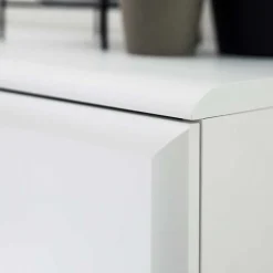 Weißes Sideboard mit Sockelgestell - Hazime