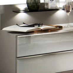 Zwei Nachtkonsolen mit Glasablage - Tumiva (2er Set)